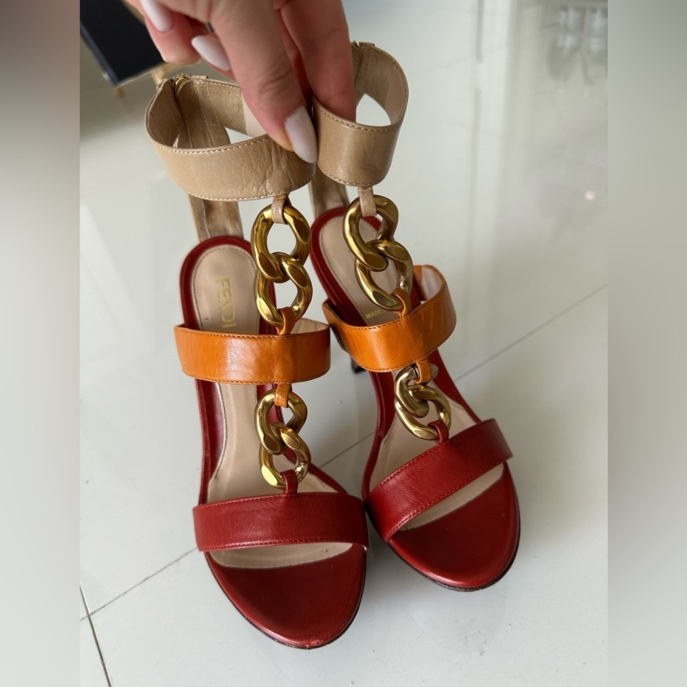 Fendi Sandalo Mix Capretto in Red/Curry/Beige color with gold chain detail.